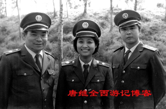 Từ Thiếu Hoa (ngoài cùng bên phải) trước khi tham gia phim "Tây Du Ký".